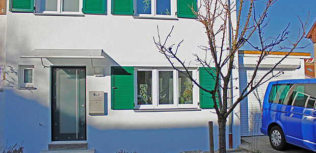 Haus mit Fenstern aus Kunststoff