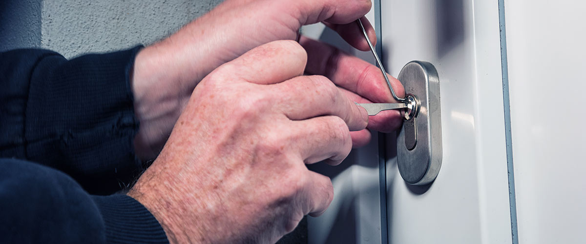 Einbrecher knacken haustüre per lock picking