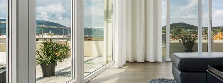 Penthouse Terrasse mit bodentiefen Fenstern