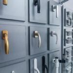 Kunststoff-Fenstergriffe und verschiedene Profile werden im Ausstellungsraum ausgestellt.  Selektiver Fokus